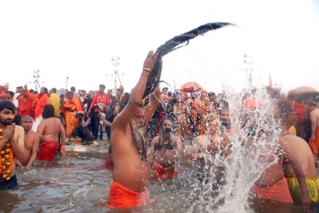 नहीं ख़त्म हो रहा “महाकुम्भ 2025” का क्रेज़, अब भी भारी संख्या में पहुँच रहे श्रद्धालु